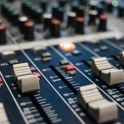 Programowanie, muzyka i technologia. Odnajdź się w labiryncie nowych mediów